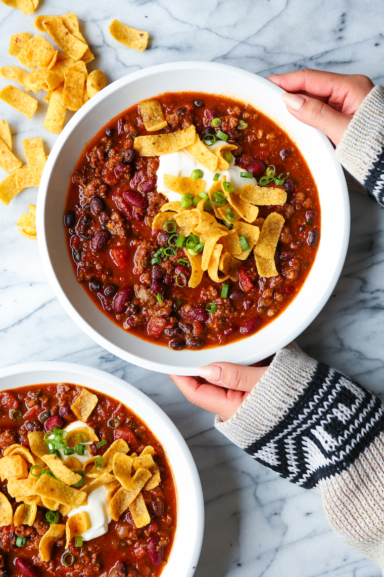 Easy Slow Cooker Chili - Come home to the best homemade chili! It's an amazingly hearty, cozy beef chili that cooks low and slow for 8 hrs in the crockpot!